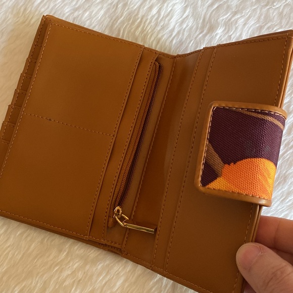 NWOT EXPRESS Tropical 🌴 Floral Wallet w/ lots of compartments! - Picture 6 of 12